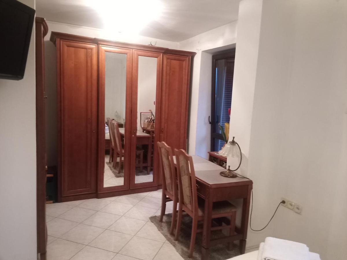 Pokoj W Domu Z Duzym Ogrodem Krakau Exterior foto